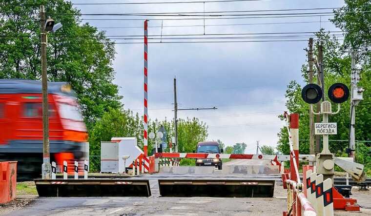 Автобус не смог пересечь железнодорожный переезд в Ярославской области из-за поломки